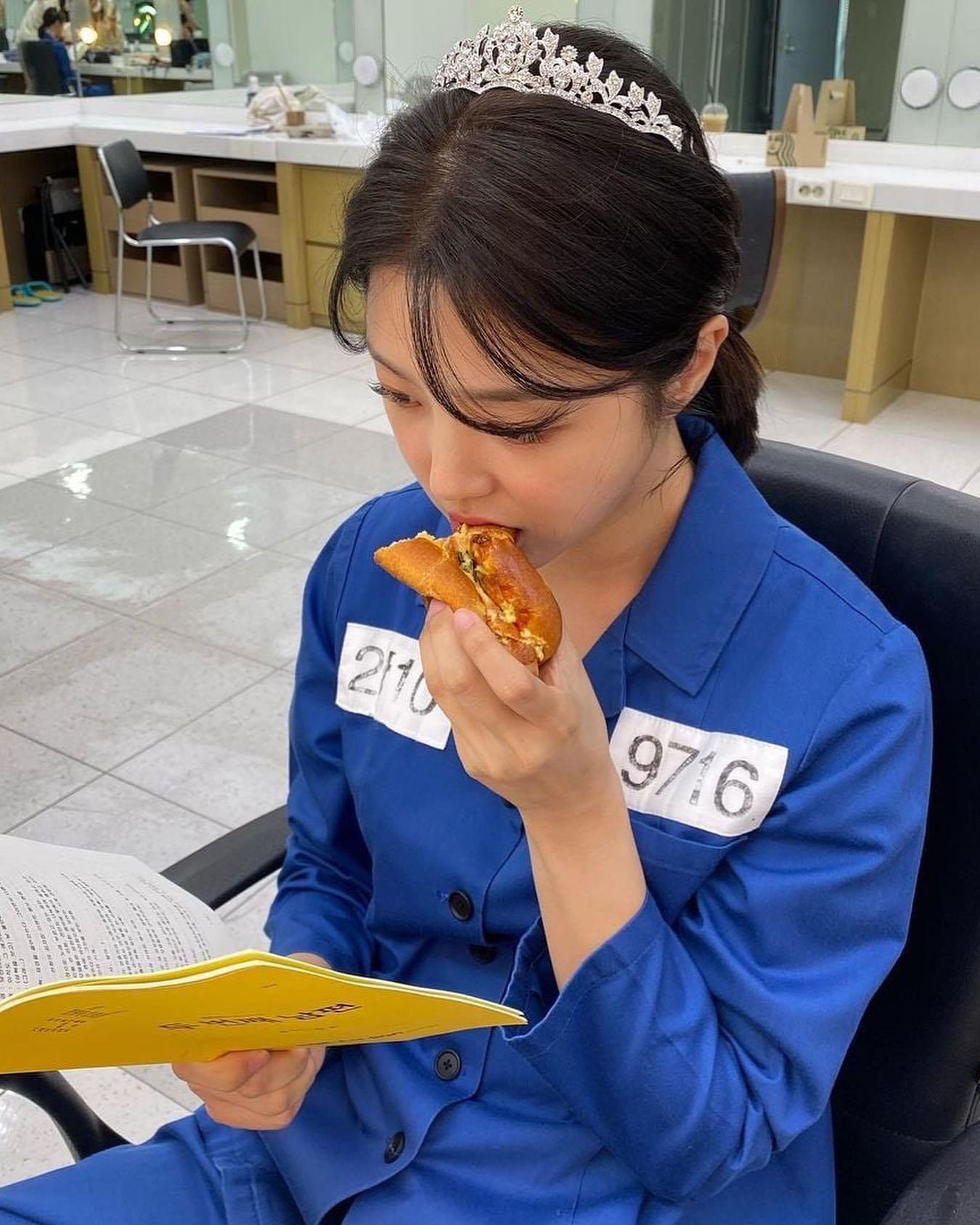 시원하게 뻗은 엄현경의 아웃핏💖 이미지9