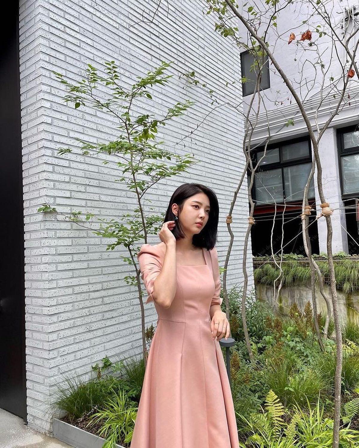 시원하게 뻗은 엄현경의 아웃핏💖 이미지10