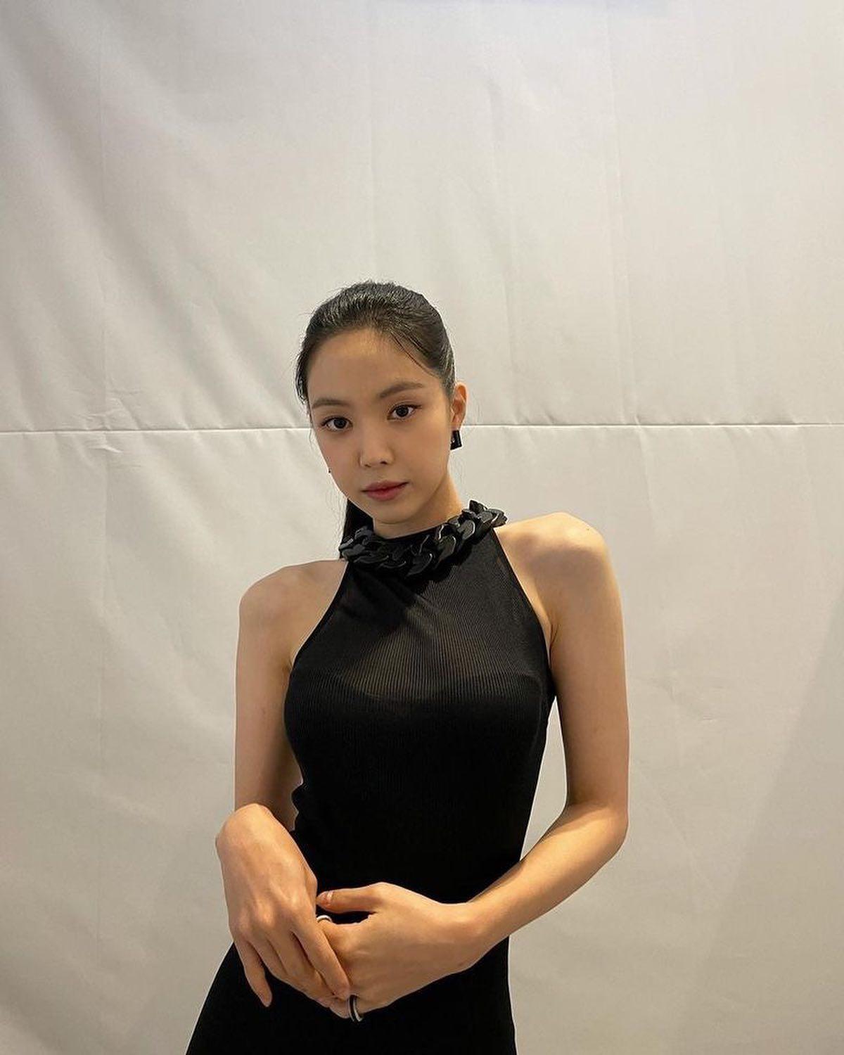 손나은의 드레스에서 츄리닝까지🖤 이미지