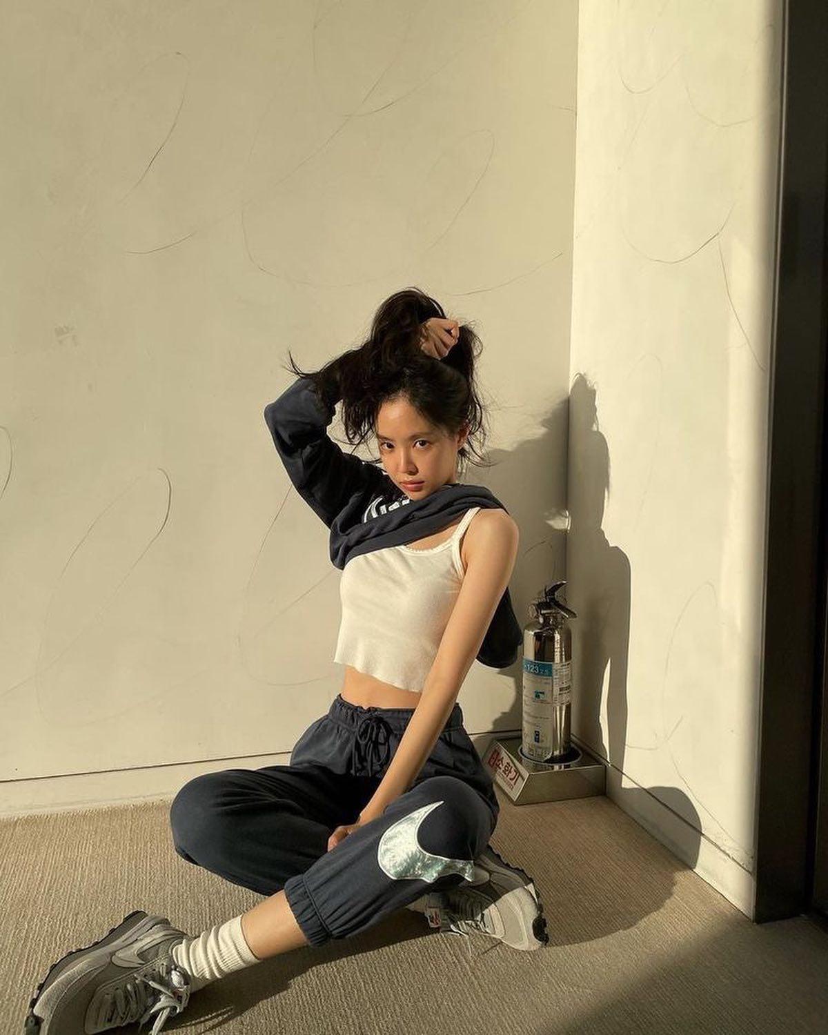 손나은의 드레스에서 츄리닝까지🖤 이미지7