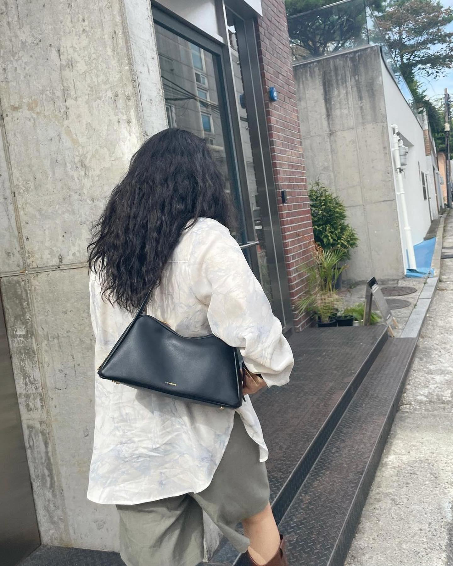 가을 숄더백 코디룩🖤🤍@참고해 이미지6