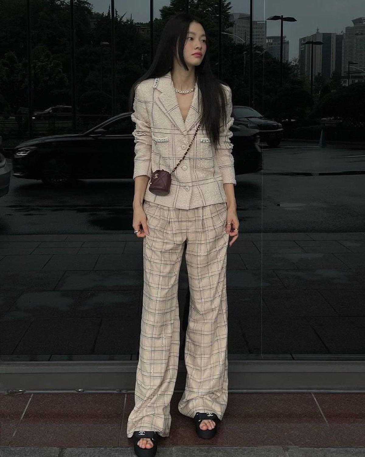 숟가락 내려놓게하는 아현언니🖤 이미지10