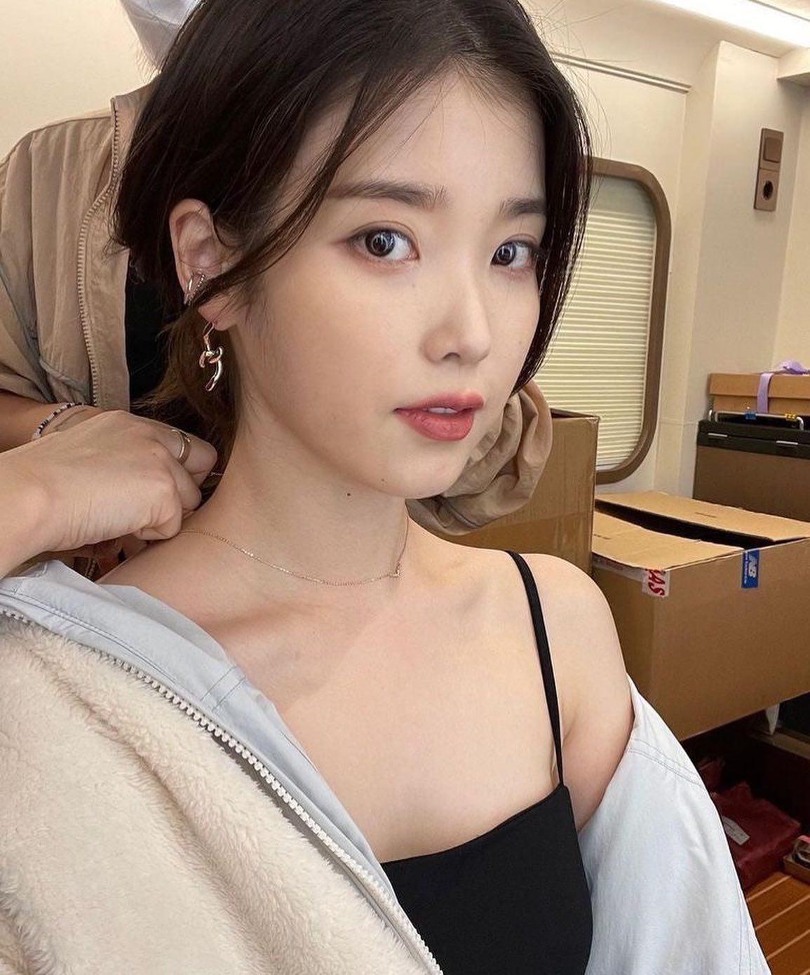 근접샷도 굴욕없는 아이유 무드💜 이미지3