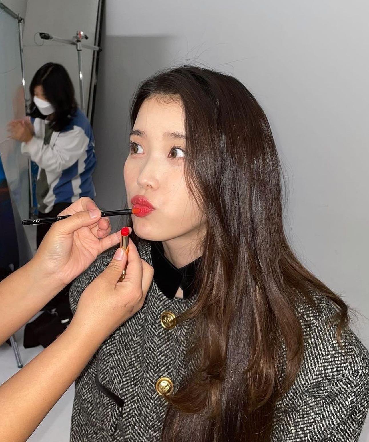 근접샷도 굴욕없는 아이유 무드💜 이미지9