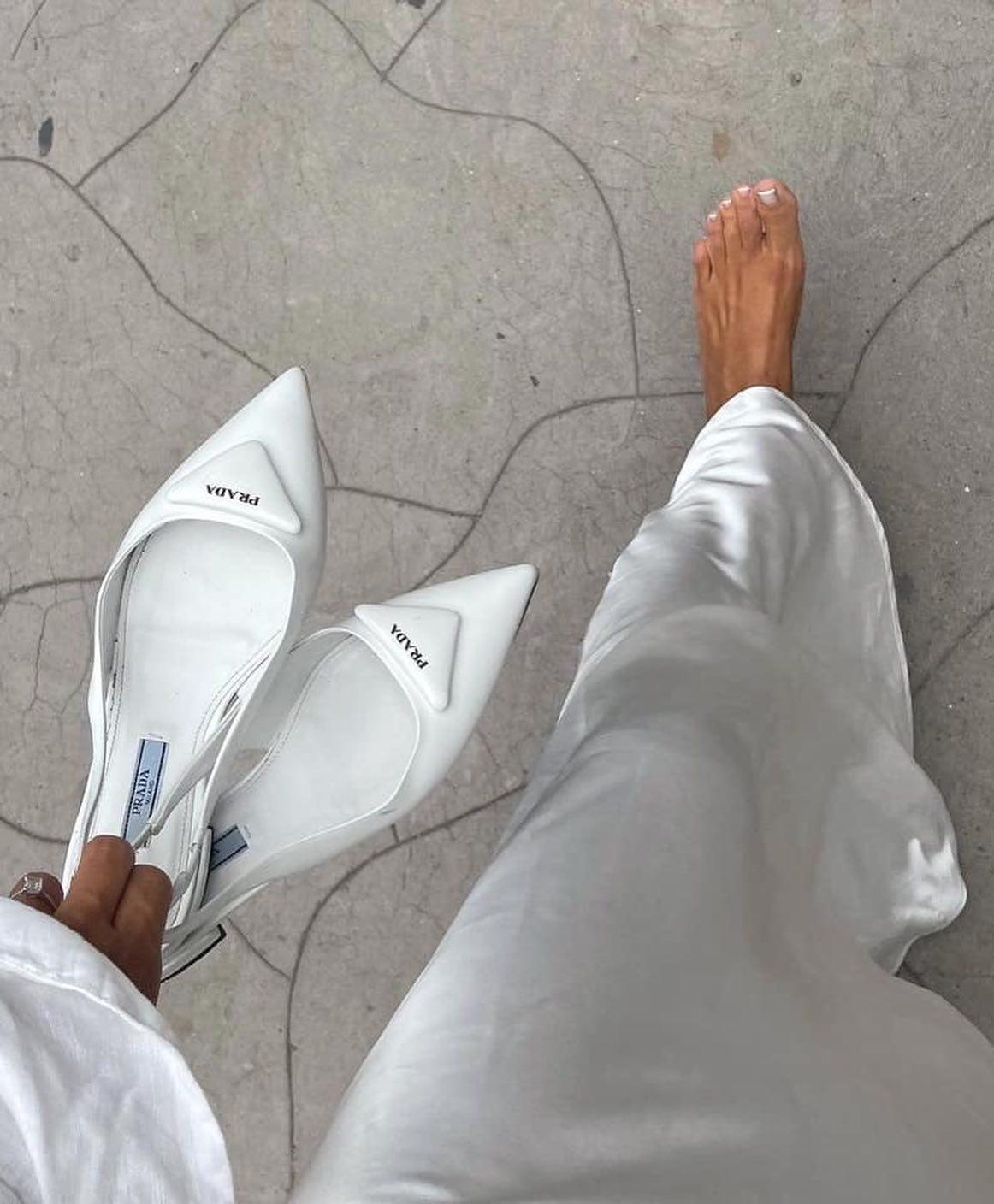 깔끔함🤍 프라다 화이트 이미지