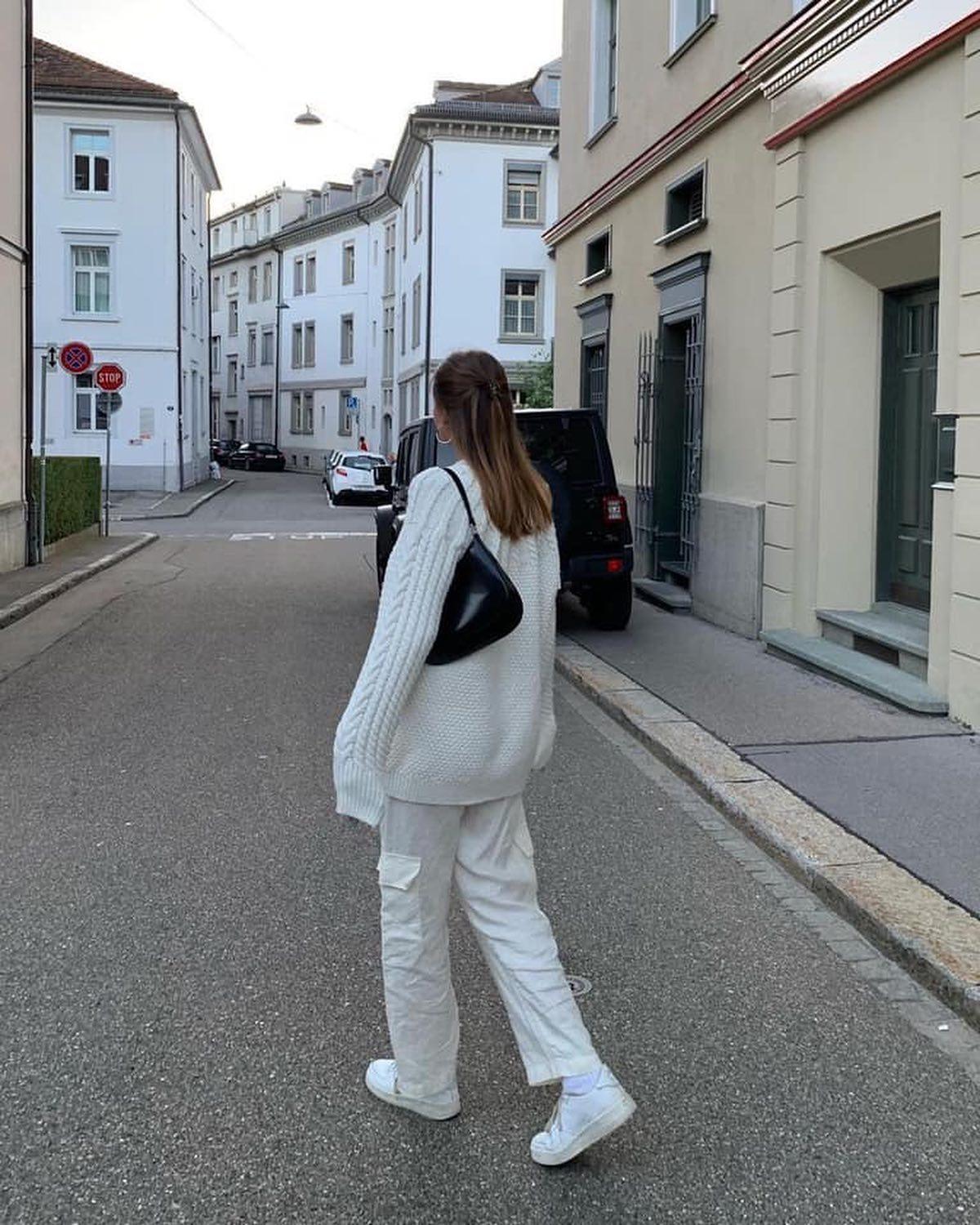 추워져도 흰색 바지💭🥛🤍 이미지6