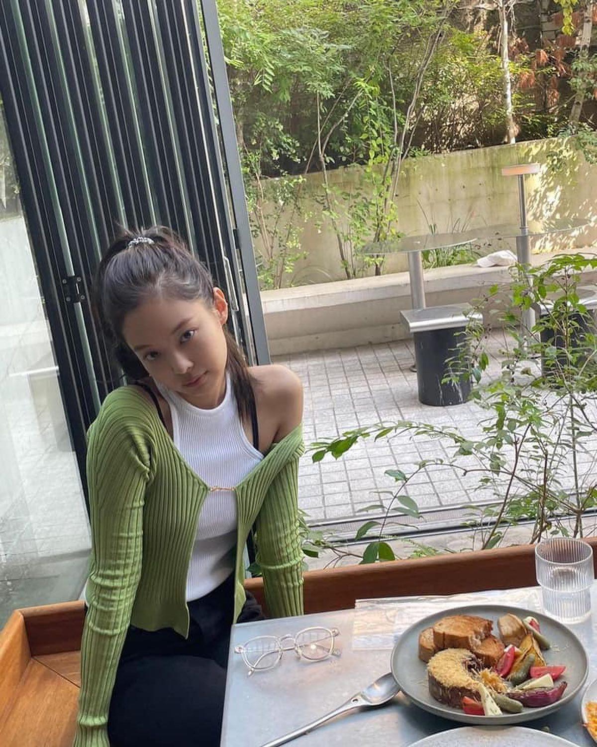 제니의 가디건룩💚🤍모아모아 이미지