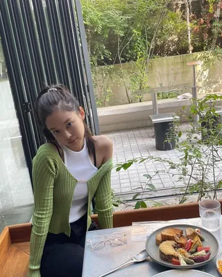제니의 가디건룩💚🤍모아모아 이미지