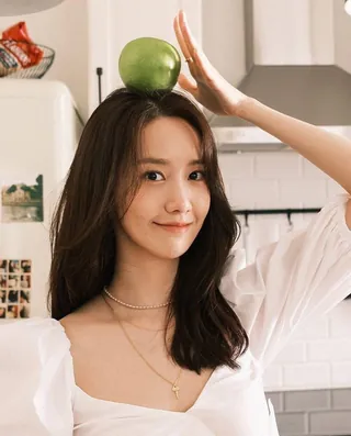 윤아의 여전한 요정비주얼🧚🏻♀️💚 이미지