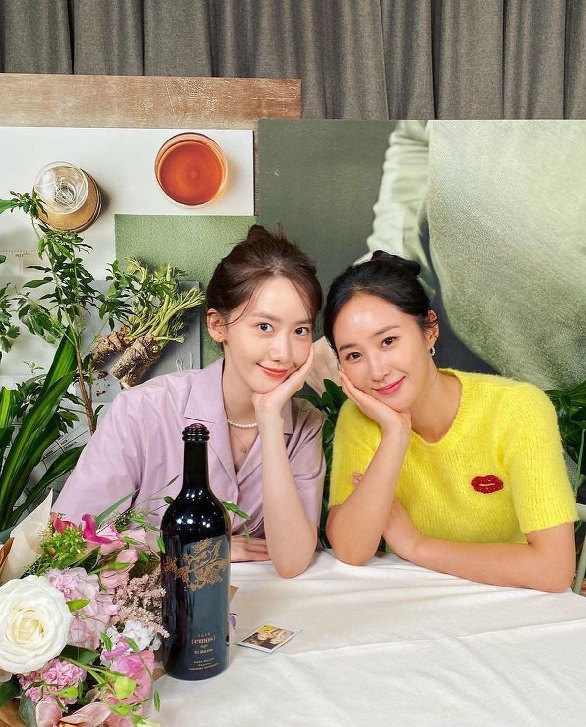 윤아의 여전한 요정비주얼🧚🏻♀️💚 이미지6