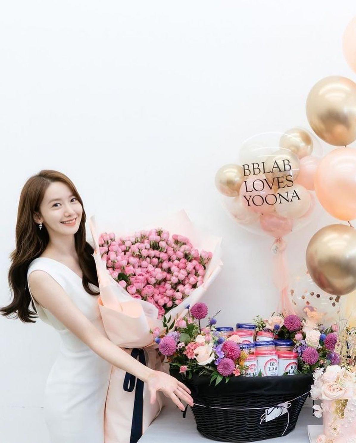 윤아의 여전한 요정비주얼🧚🏻♀️💚 이미지7