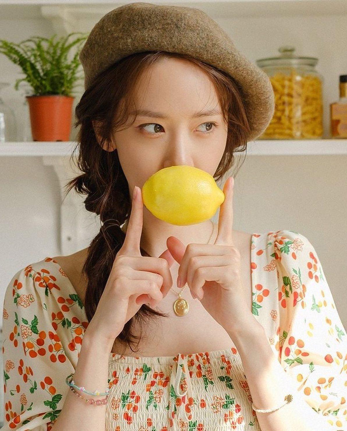 윤아의 여전한 요정비주얼🧚🏻♀️💚 이미지9