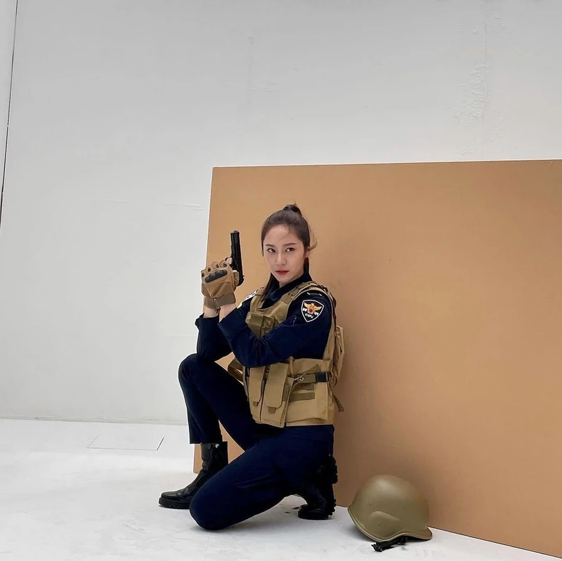 경찰수업 크리스탈🧡🖤시계코디 이미지5