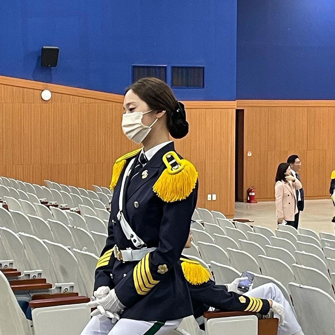 경찰수업 크리스탈🧡🖤시계코디 이미지7