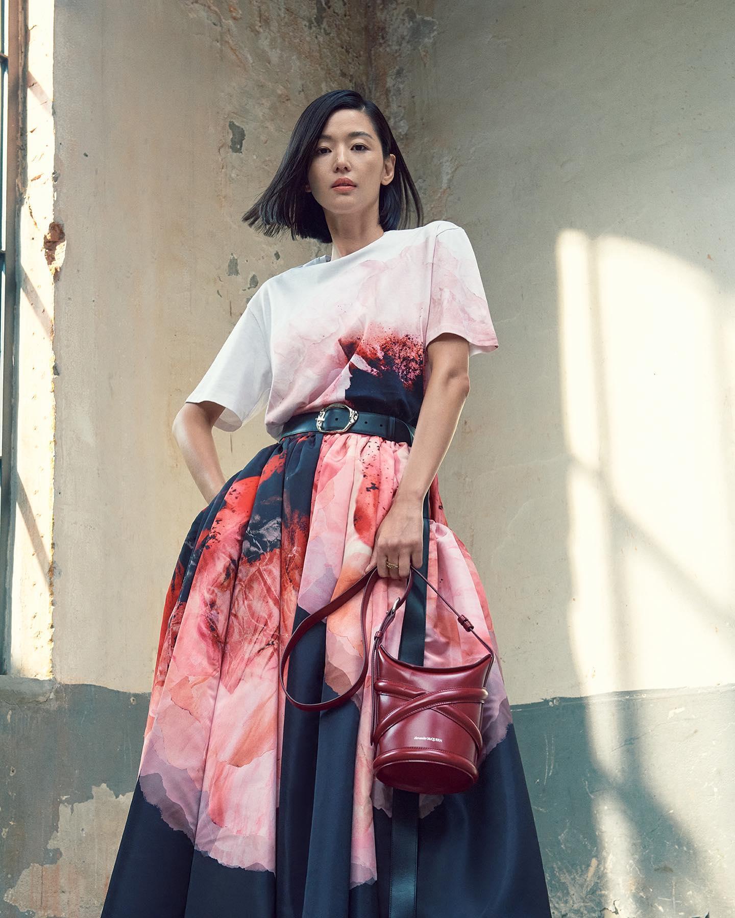 분위기로 예쁨 다하는❤️🖤여신님
알렉산더 맥퀸 x 전지현 21FW🔥또 다시 @예쁜조합 이미지