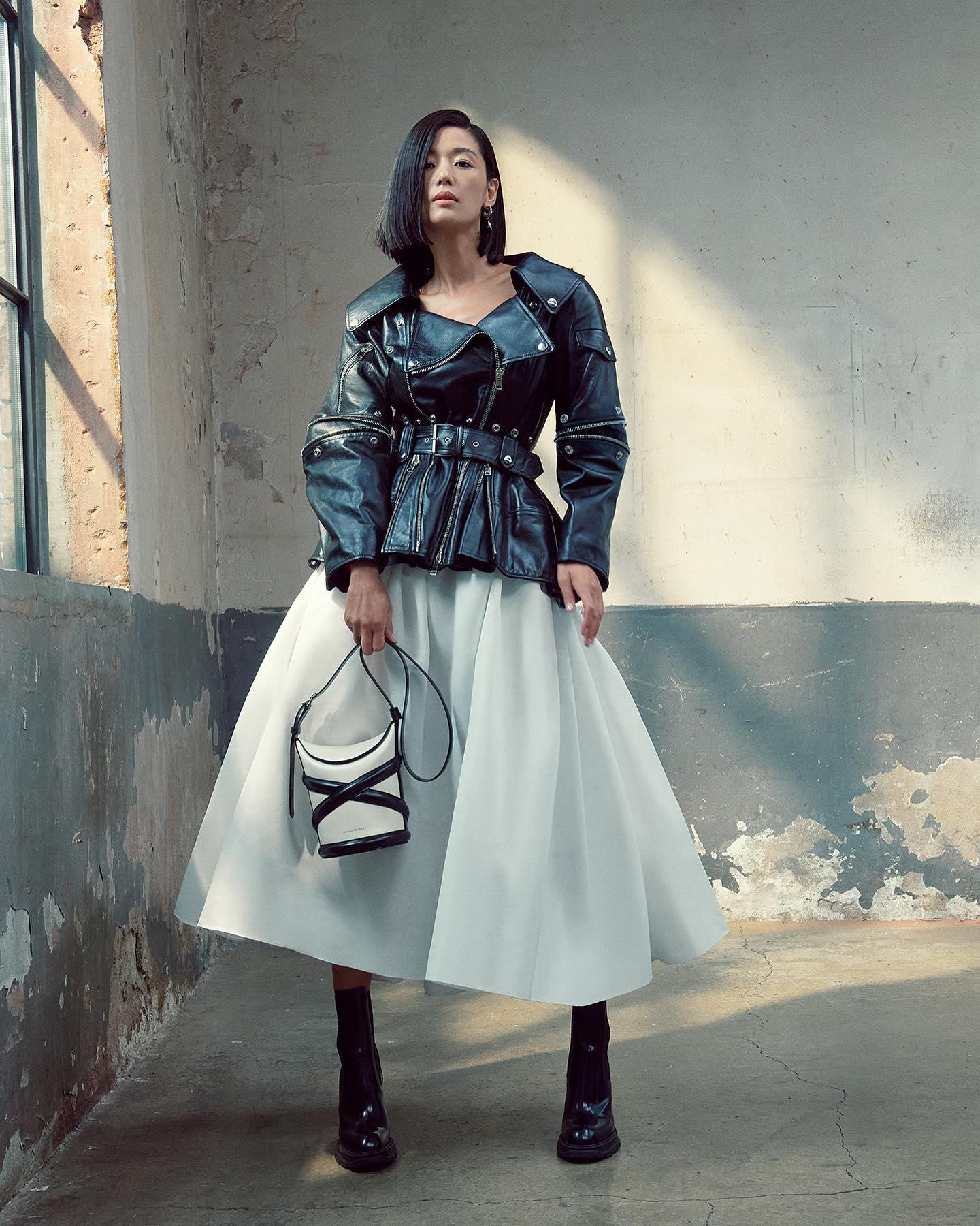 분위기로 예쁨 다하는❤️🖤여신님
알렉산더 맥퀸 x 전지현 21FW🔥또 다시 @예쁜조합 이미지2