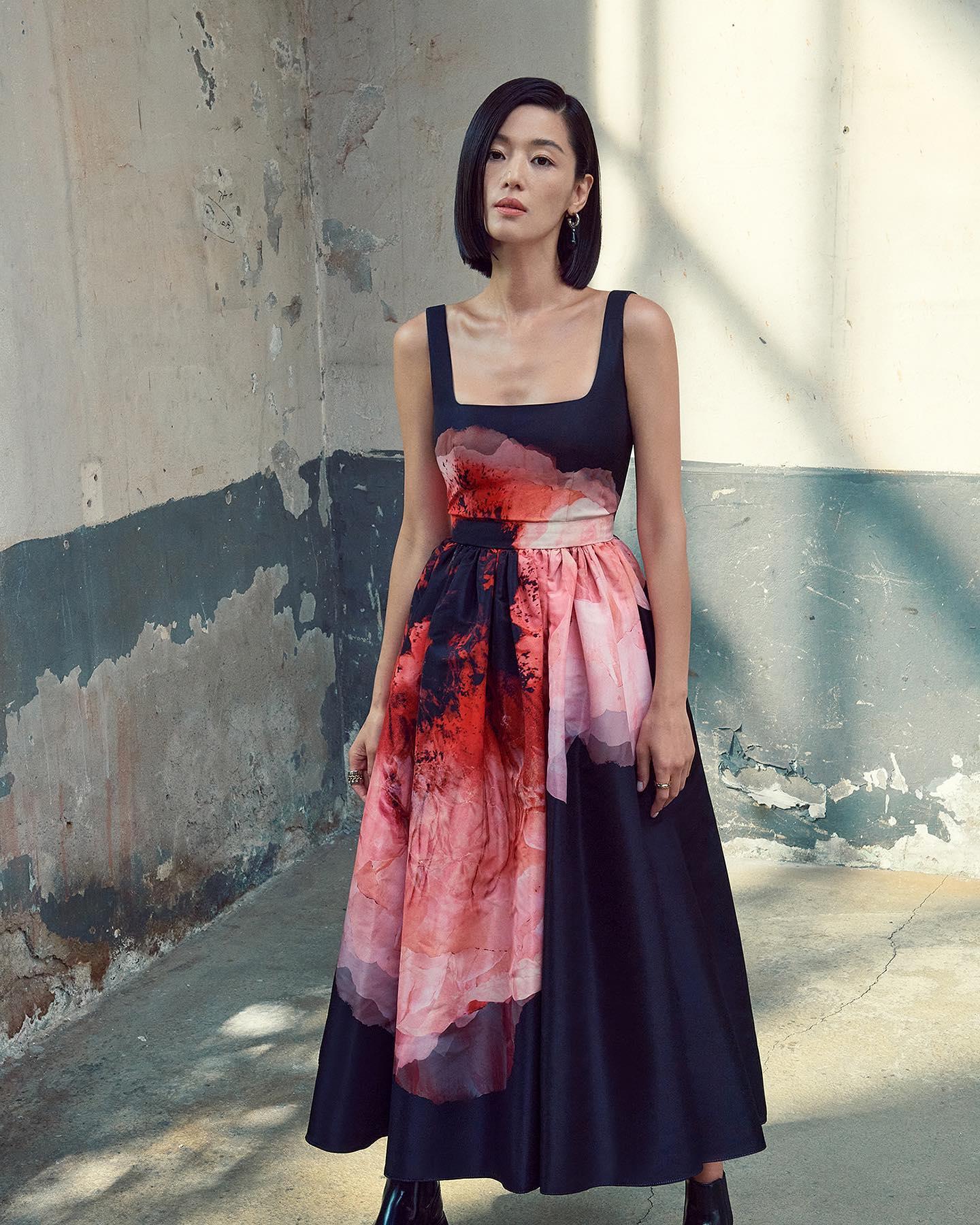 분위기로 예쁨 다하는❤️🖤여신님
알렉산더 맥퀸 x 전지현 21FW🔥또 다시 @예쁜조합 이미지3