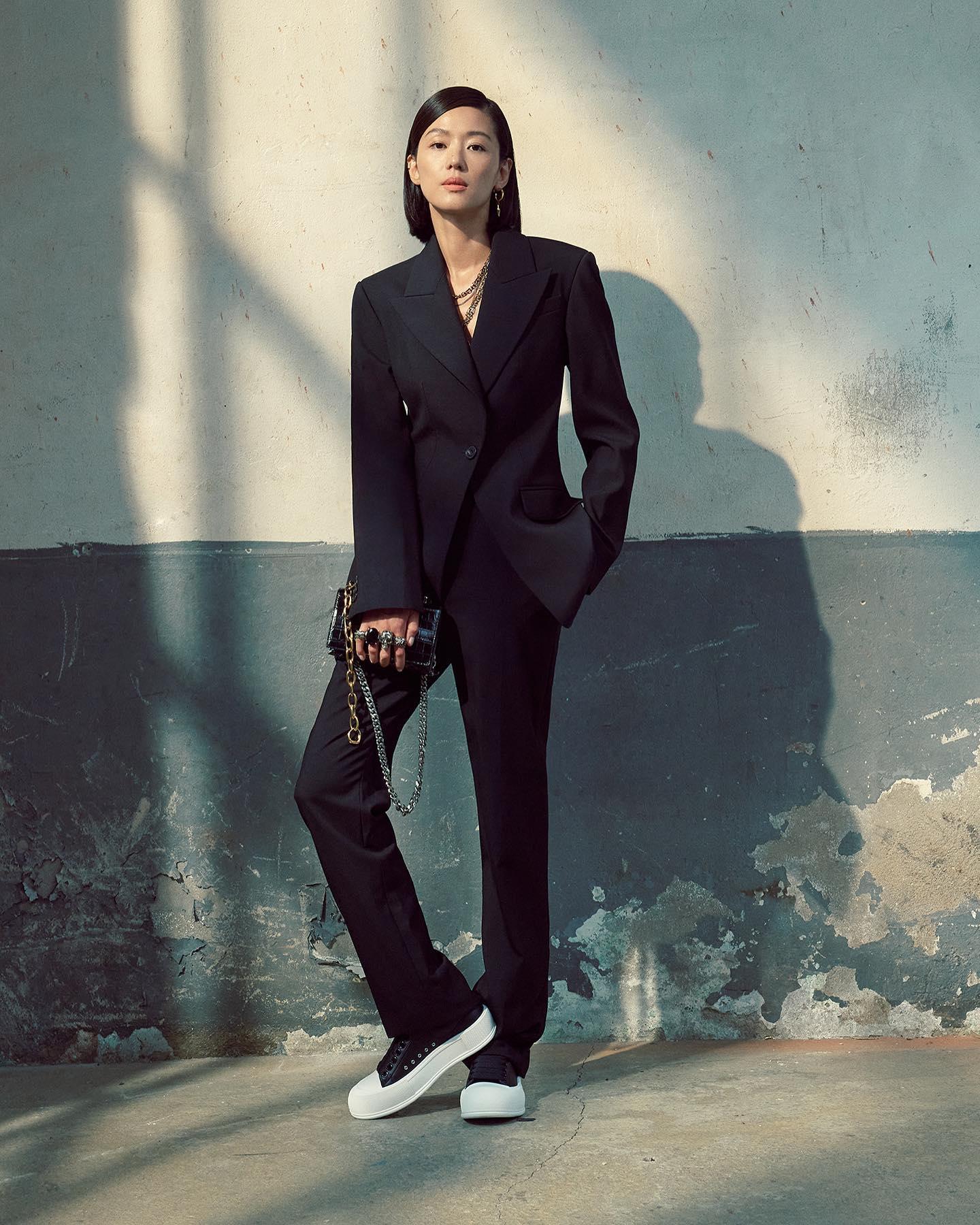 분위기로 예쁨 다하는❤️🖤여신님
알렉산더 맥퀸 x 전지현 21FW🔥또 다시 @예쁜조합 이미지4