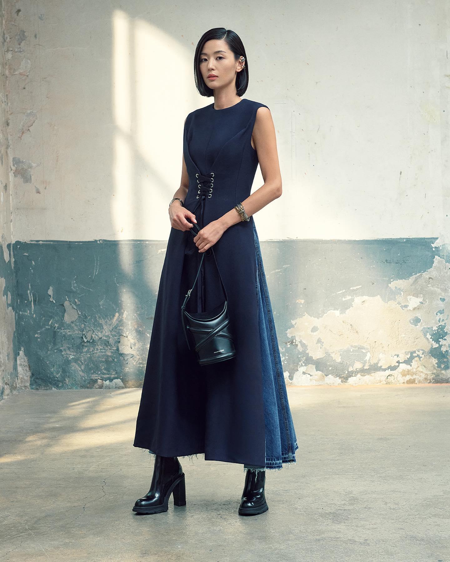 분위기로 예쁨 다하는❤️🖤여신님
알렉산더 맥퀸 x 전지현 21FW🔥또 다시 @예쁜조합 이미지5