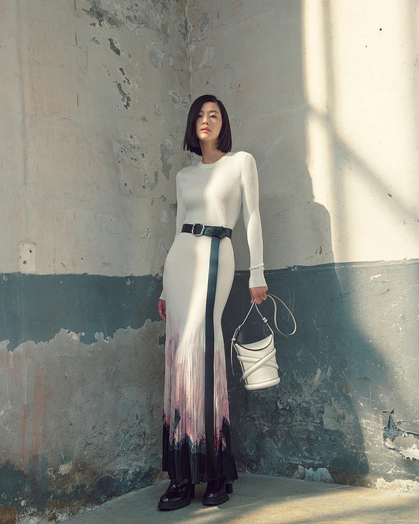 분위기로 예쁨 다하는❤️🖤여신님
알렉산더 맥퀸 x 전지현 21FW🔥또 다시 @예쁜조합 이미지6