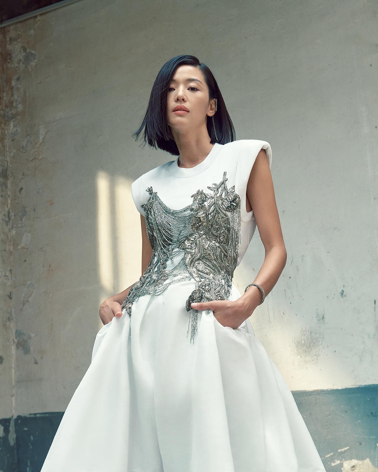 분위기로 예쁨 다하는❤️🖤여신님
알렉산더 맥퀸 x 전지현 21FW🔥또 다시 @예쁜조합 이미지7