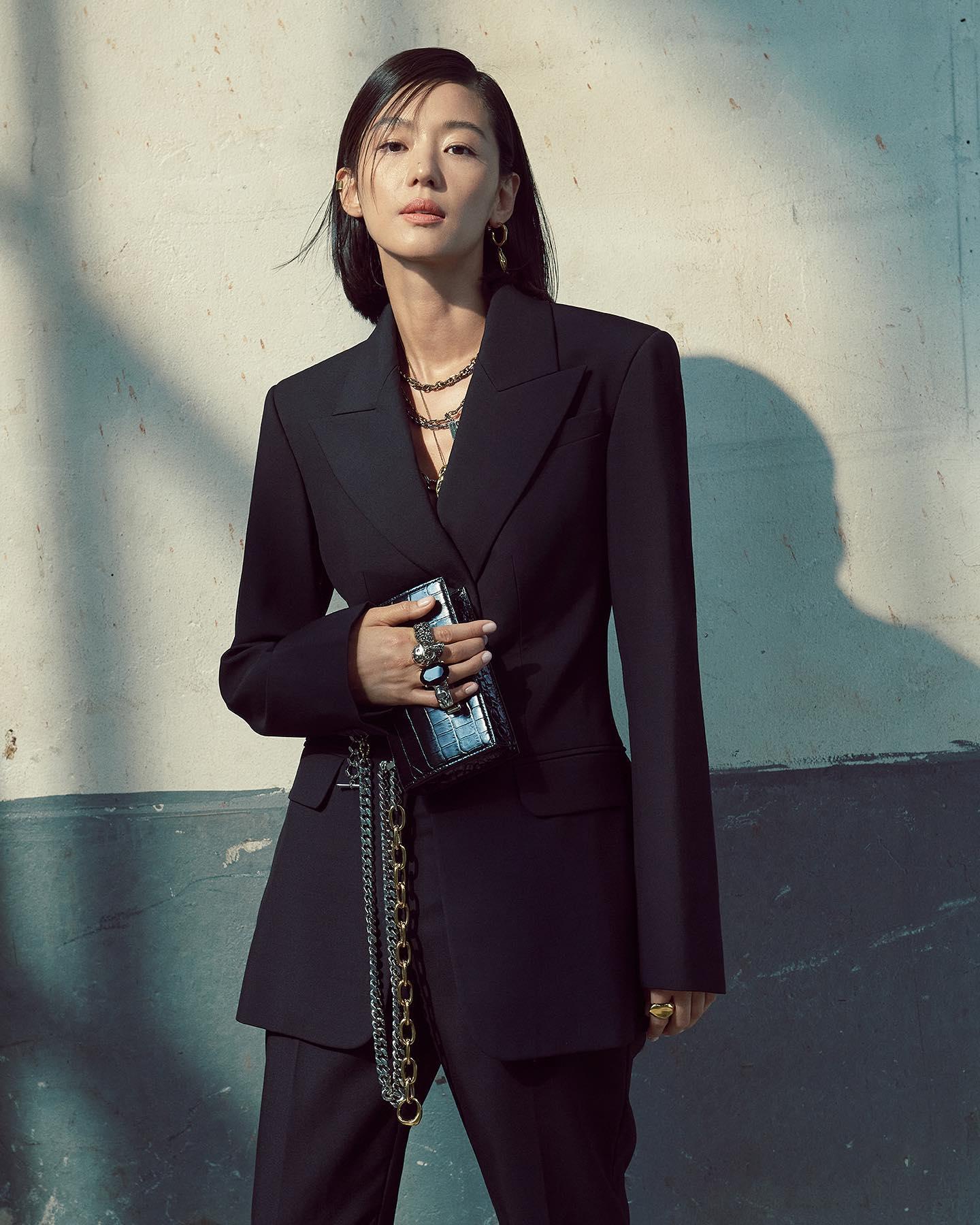 분위기로 예쁨 다하는❤️🖤여신님
알렉산더 맥퀸 x 전지현 21FW🔥또 다시 @예쁜조합 이미지8