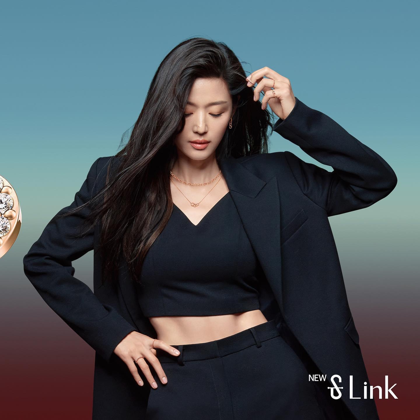 미모'퀸' 전지현의 귀환🖤💛
지현언니 가을 스톤헨지 주얼리룩🍁💍 @참고 #광고 이미지2