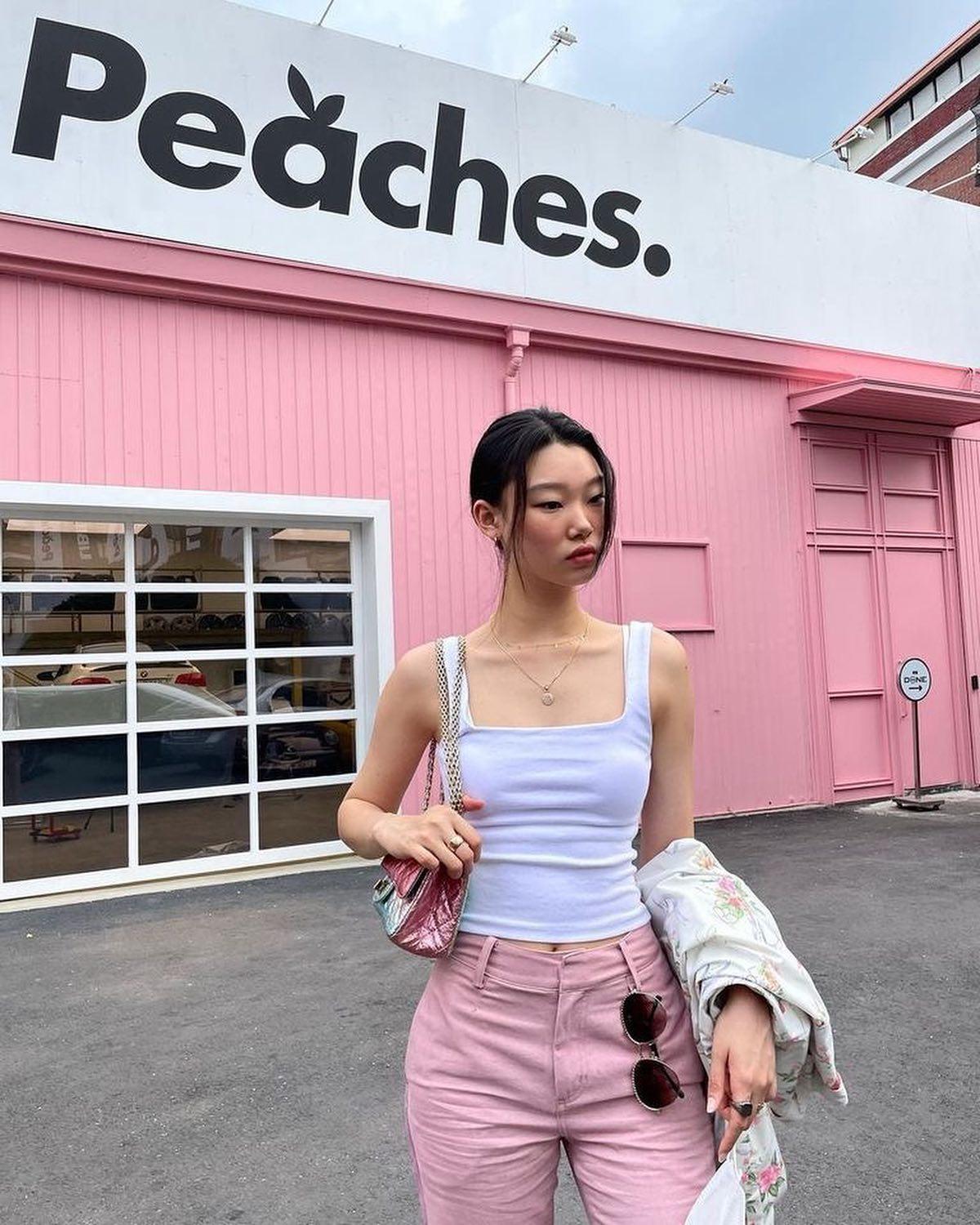 시크와 러블리 공존하는 배윤영💜 이미지6