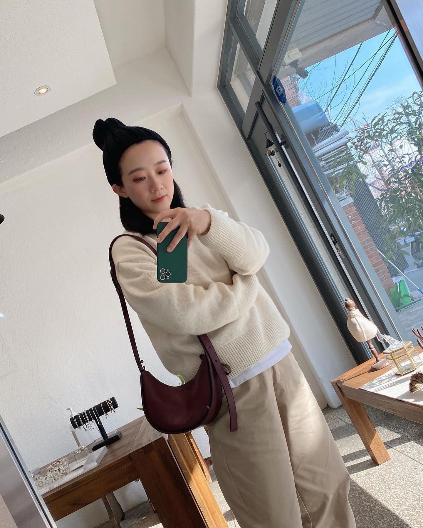 가볍게 걸치는 미니백😎🖤코디법
감각적 포인트 추가 @마카로니미니백👜❤️ #광고 이미지5