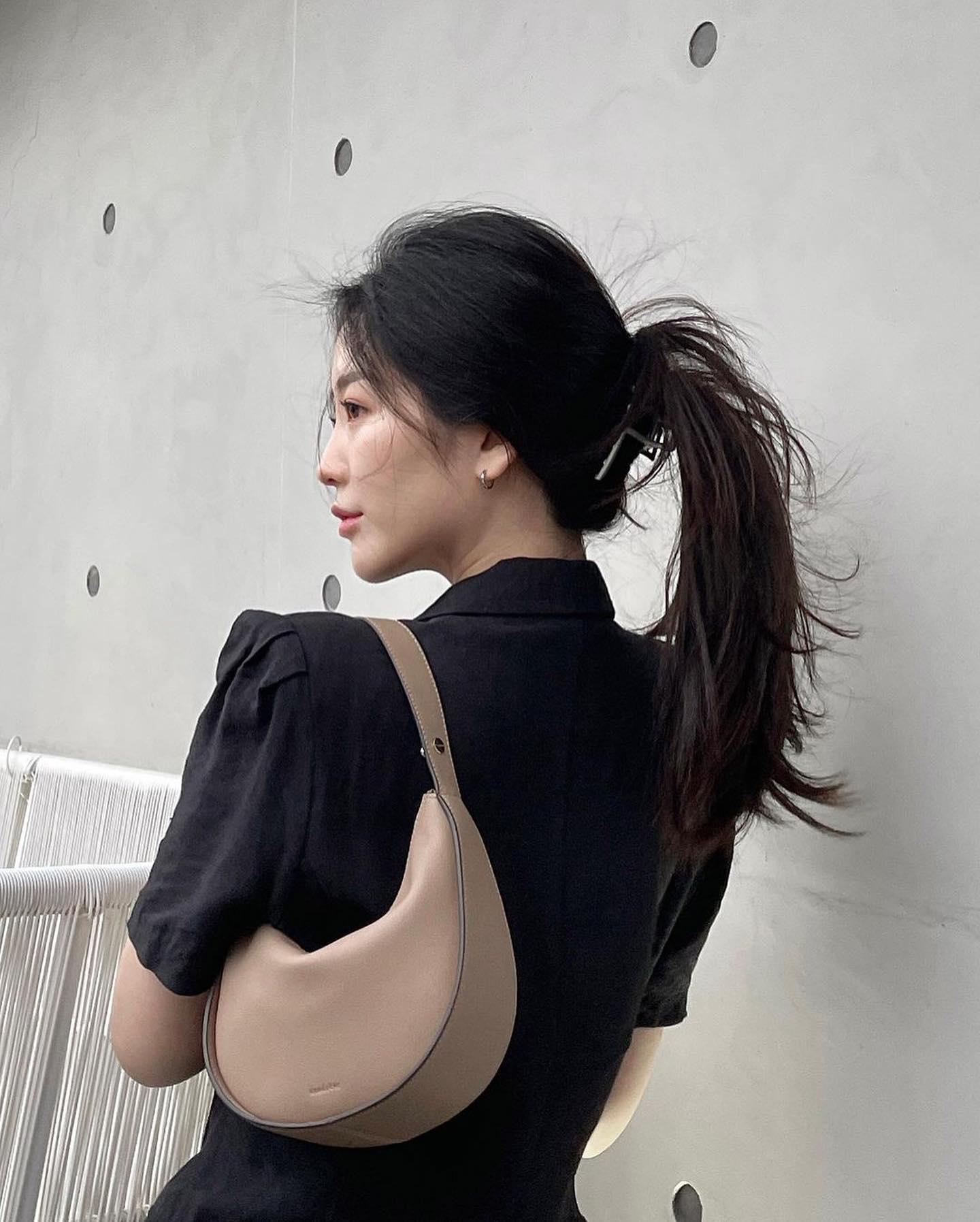 가볍게 걸치는 미니백😎🖤코디법
감각적 포인트 추가 @마카로니미니백👜❤️ #광고 이미지7