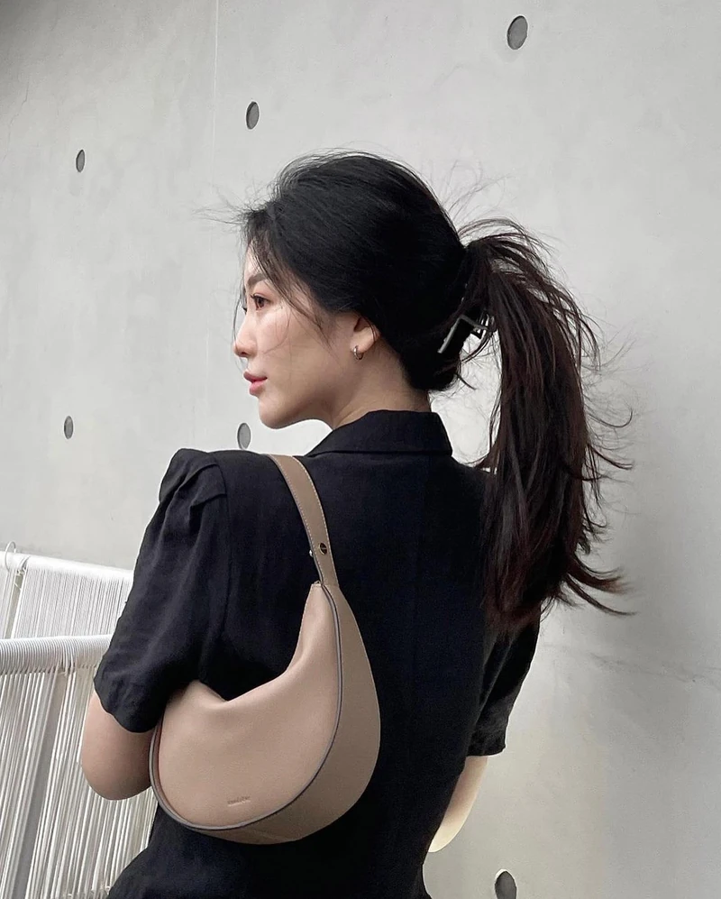 가볍게 걸치는 미니백😎🖤코디법
감각적 포인트 추가 @마카로니미니백👜❤️ #광고 이미지7