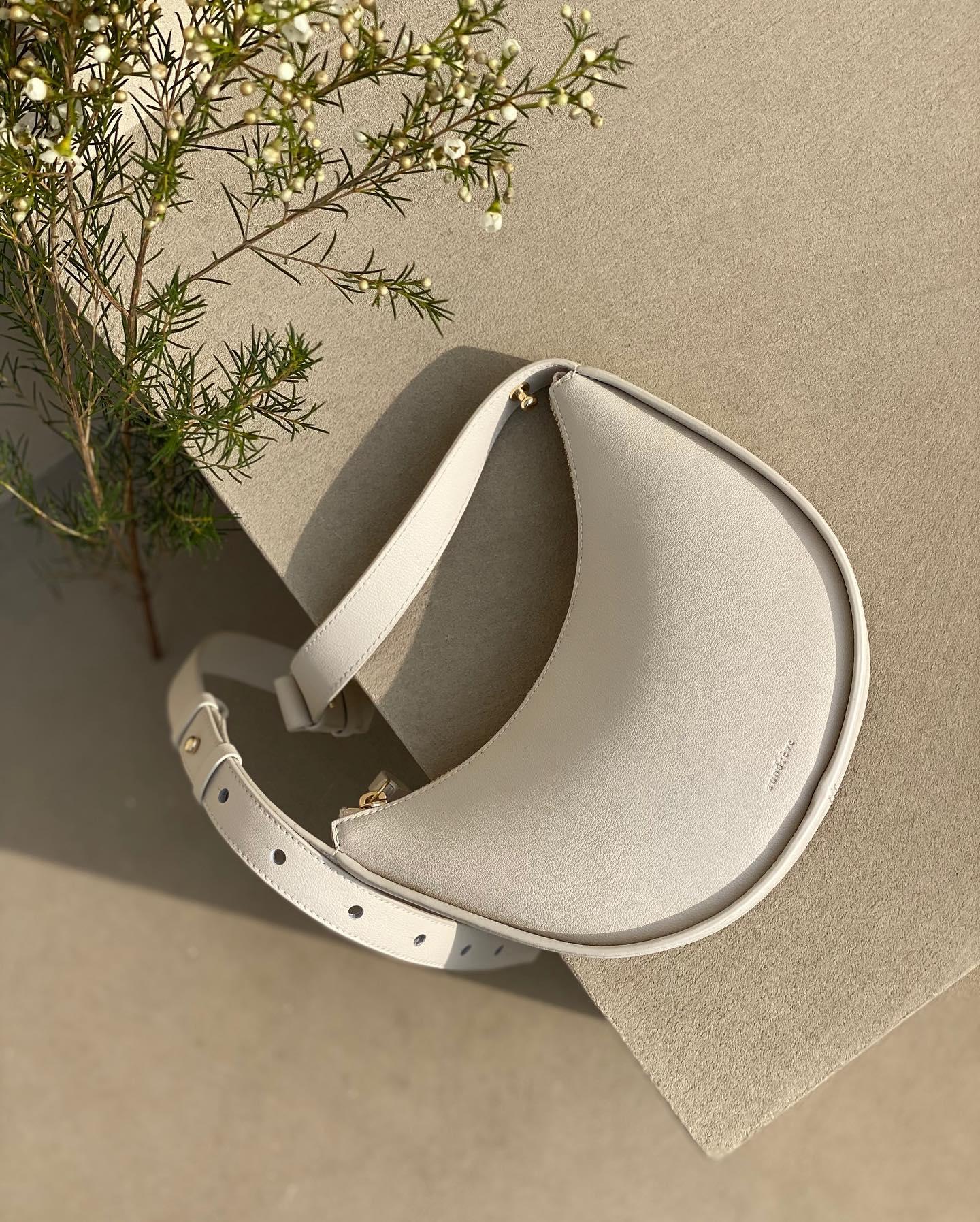 가볍게 걸치는 미니백😎🖤코디법
감각적 포인트 추가 @마카로니미니백👜❤️ #광고 이미지9