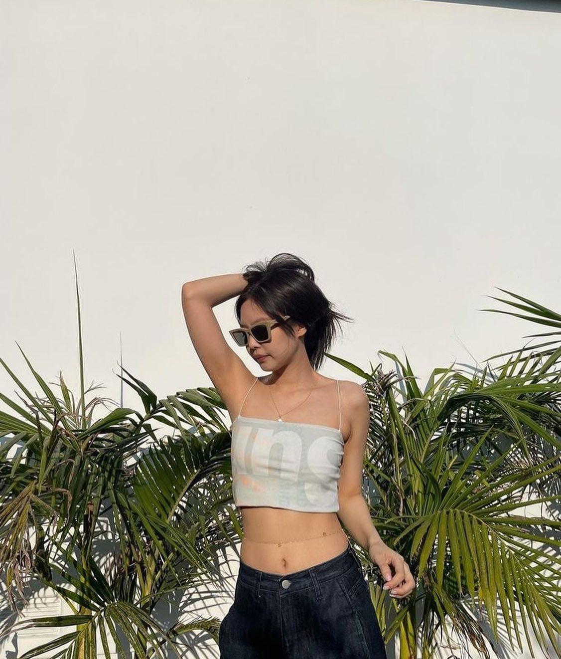 제니의 입틀막 크롭연출🤭🔥 이미지3