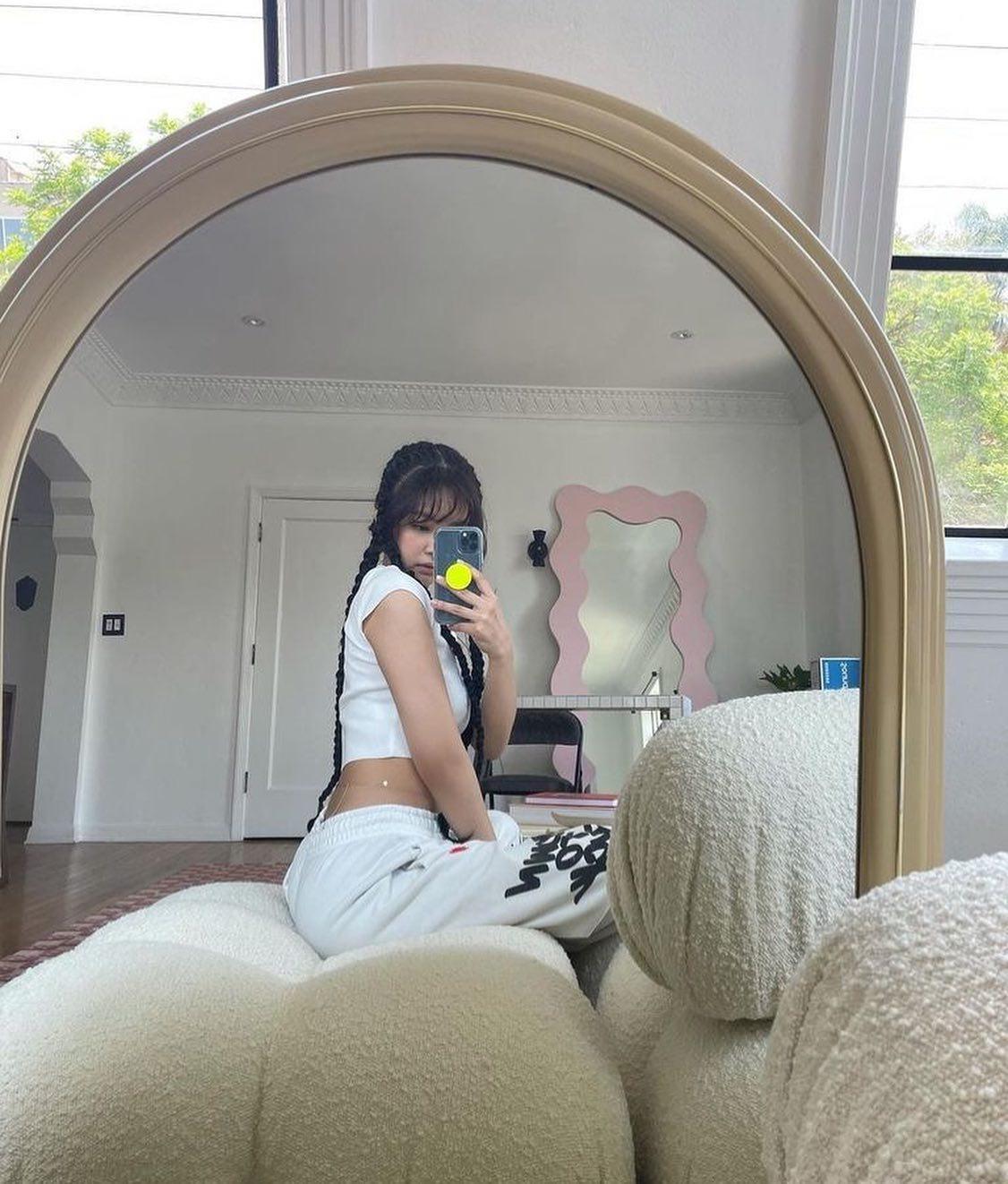 제니의 입틀막 크롭연출🤭🔥 이미지8