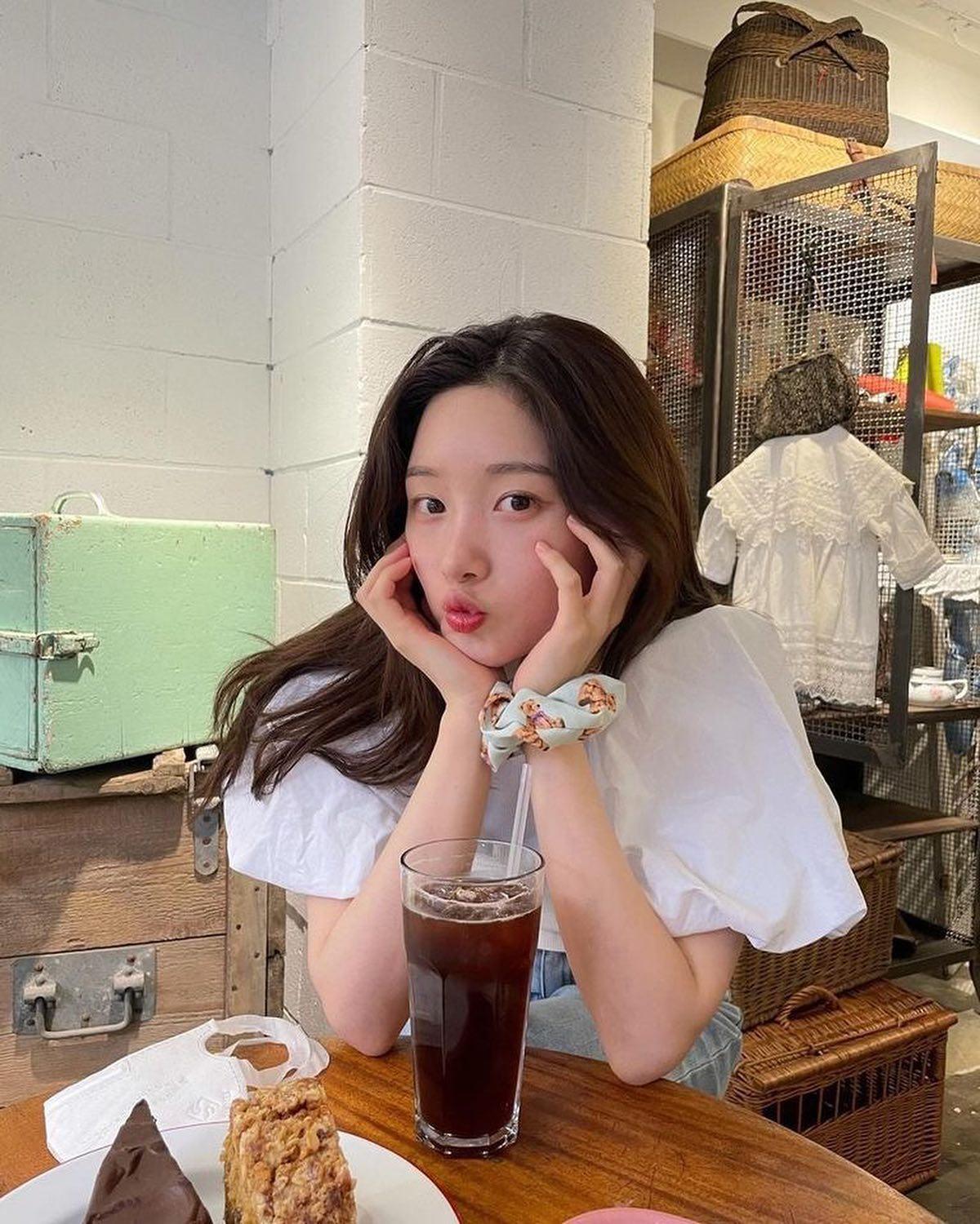 정채연의 화사한 첫사랑 무드💛🤍 이미지2