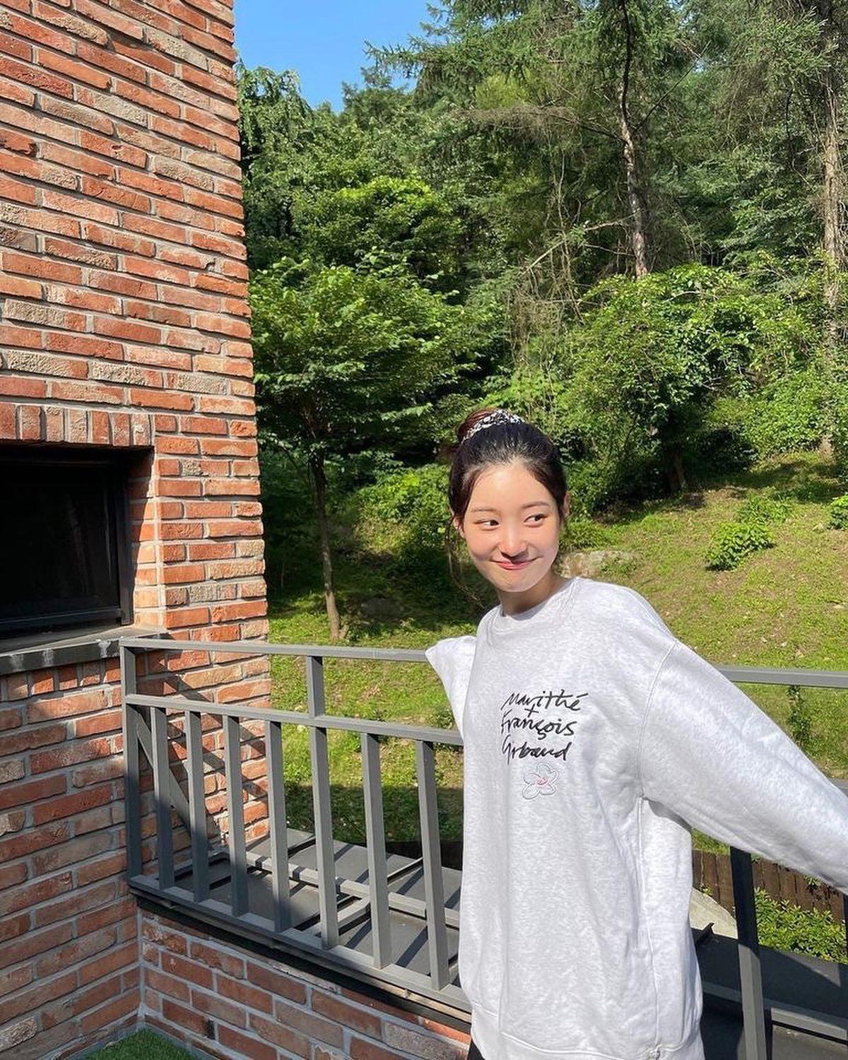 정채연의 화사한 첫사랑 무드💛🤍 이미지7