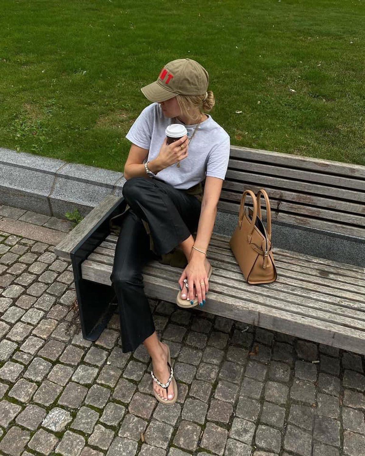 깔끔한 티셔츠 한장👚🤍 이미지
