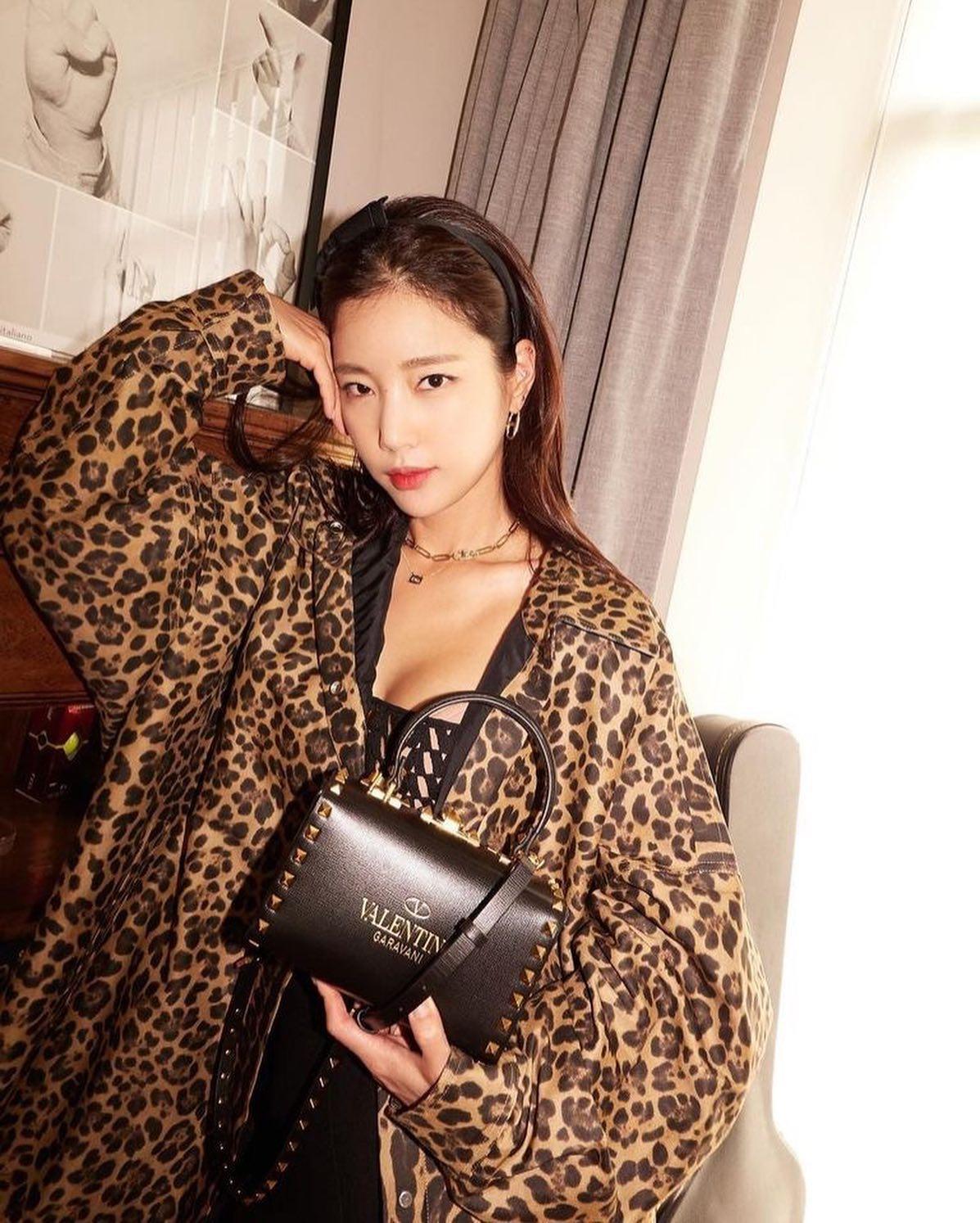 눈길 사로잡는 기은세 아이템들🖤 이미지9