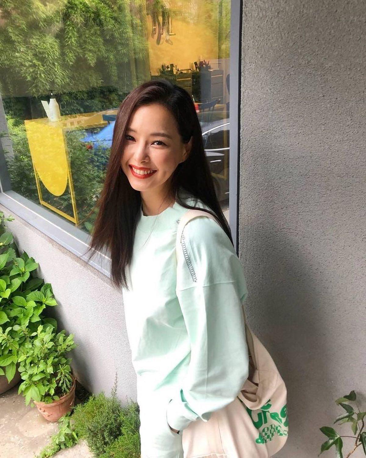 캐주얼도 럭셔리 만드는 이하늬💛 이미지1