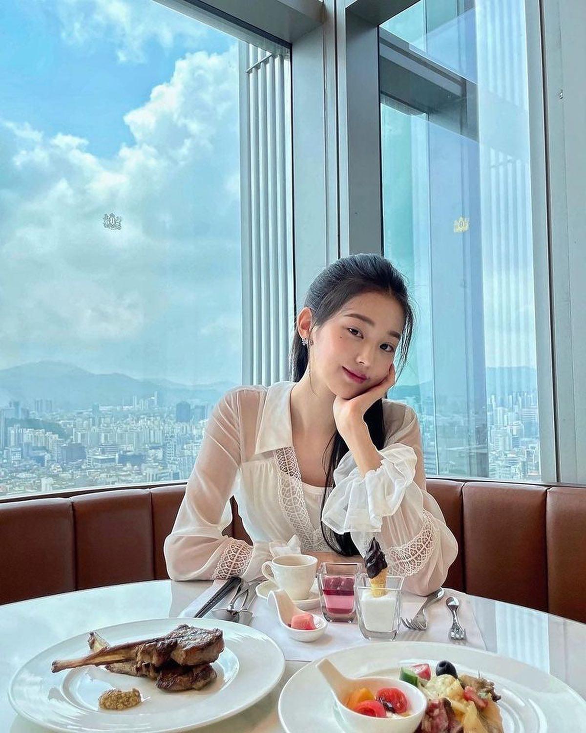 장원영의 인형같은 데일리룩💙🤍 이미지3