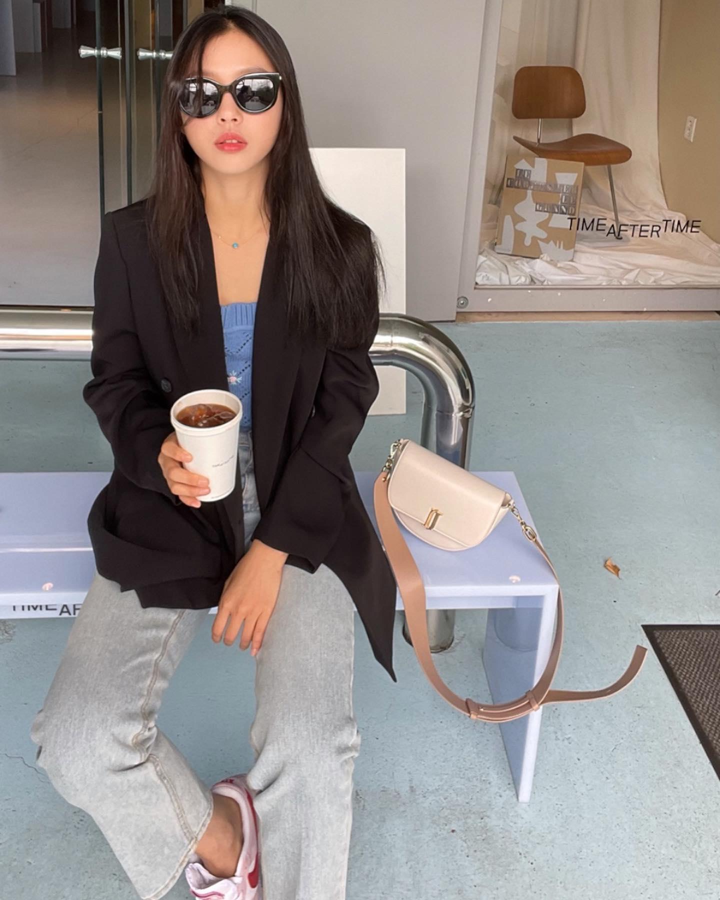 볼수록 예쁜 고민시🖤가을 가방룩 이미지
