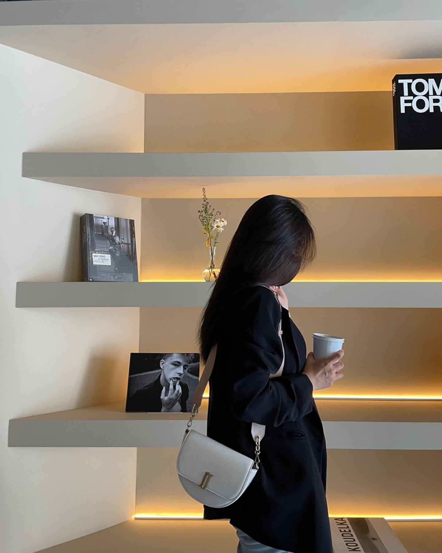 볼수록 예쁜 고민시🖤가을 가방룩 이미지4