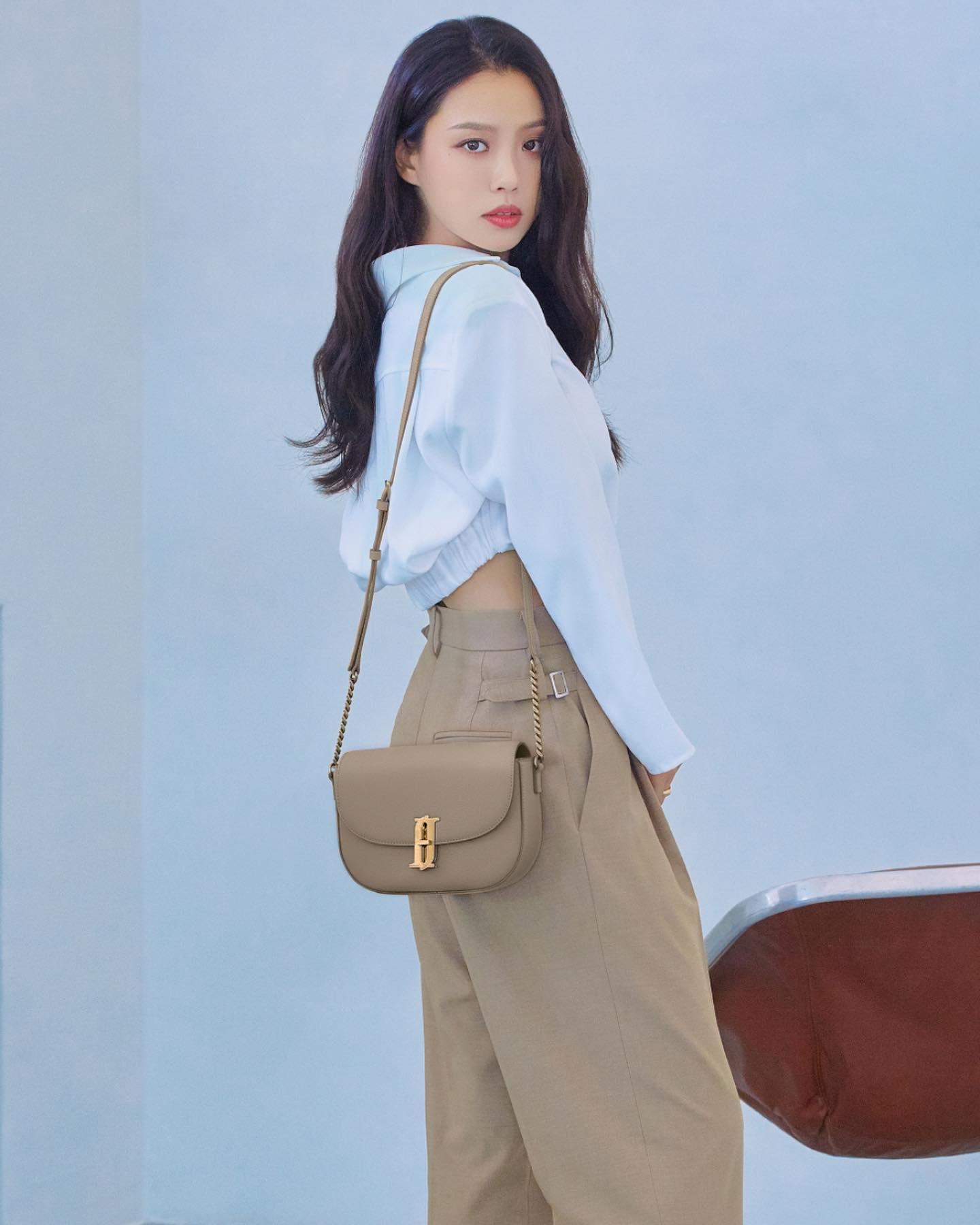 볼수록 예쁜 고민시🖤가을 가방룩 이미지5