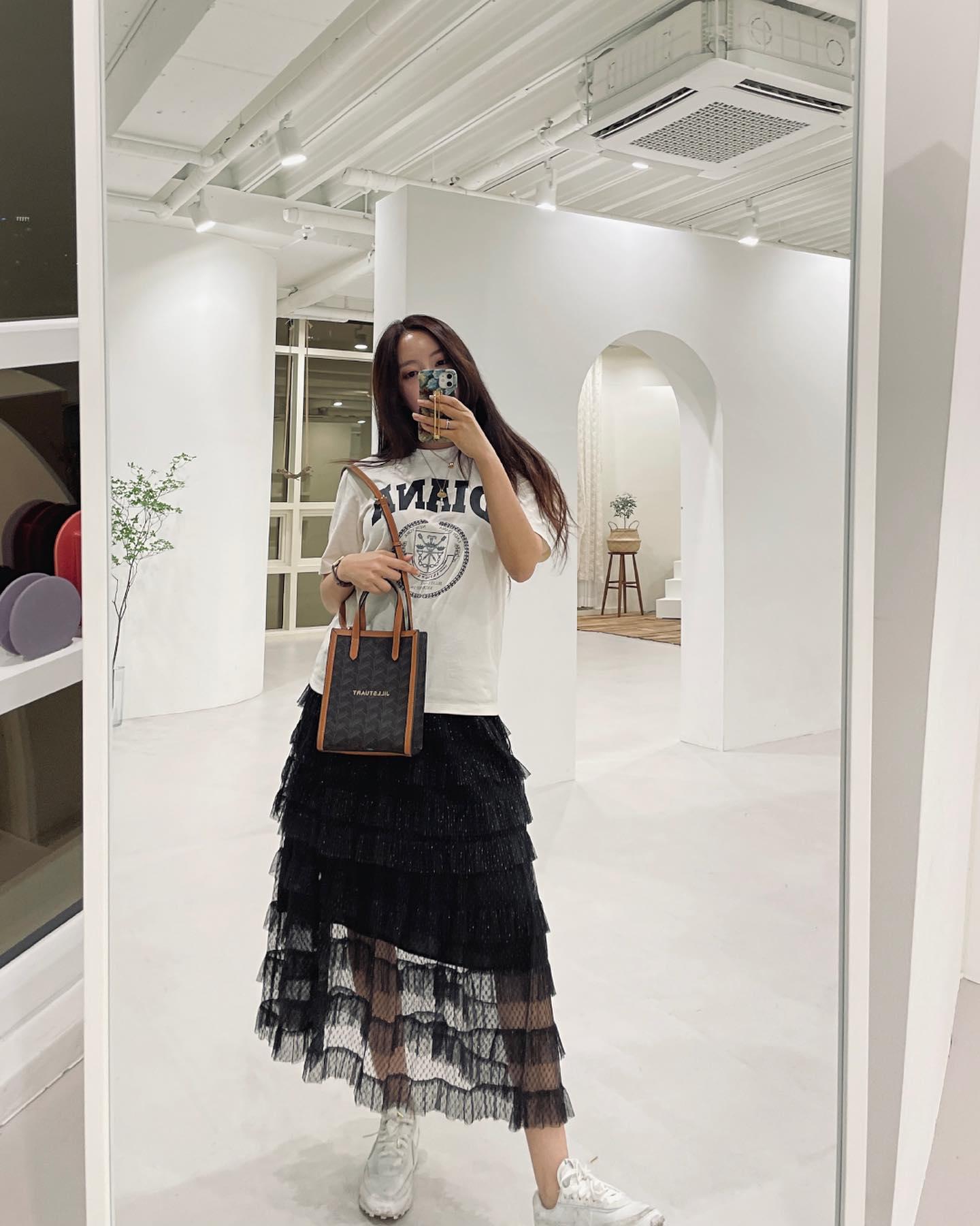 사복 여신🖤🧡효민 x 질스튜어트 
데일리룩 치트키 👜 미니백 @참고 #광고 이미지