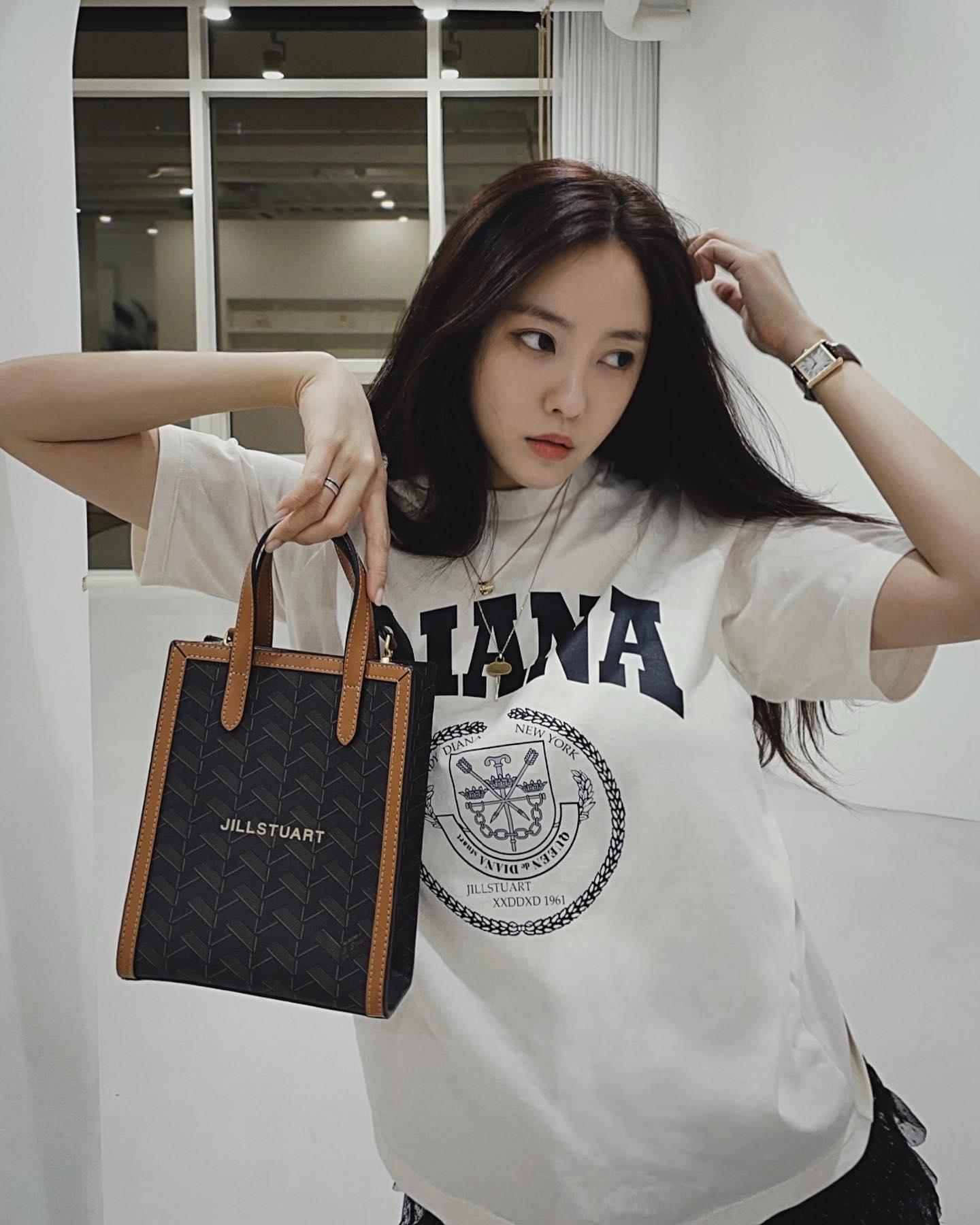사복 여신🖤🧡효민 x 질스튜어트 
데일리룩 치트키 👜 미니백 @참고 #광고 이미지2
