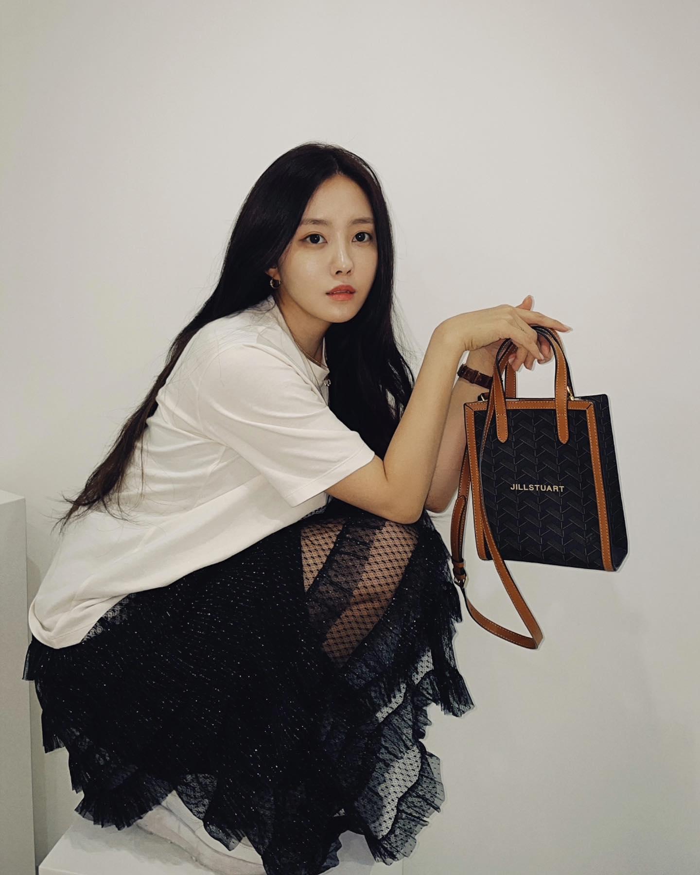 사복 여신🖤🧡효민 x 질스튜어트 
데일리룩 치트키 👜 미니백 @참고 #광고 이미지3