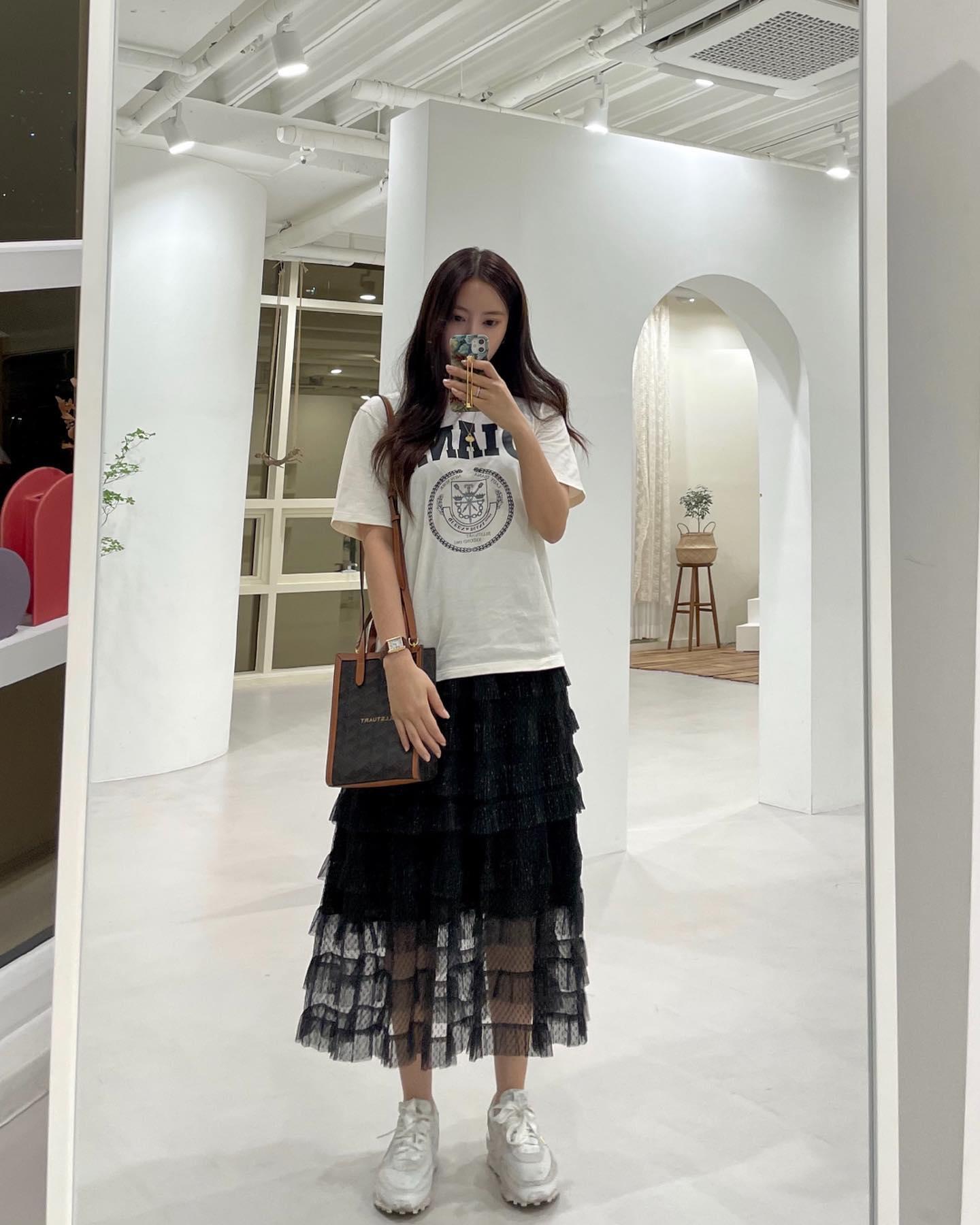 사복 여신🖤🧡효민 x 질스튜어트 
데일리룩 치트키 👜 미니백 @참고 #광고 이미지4