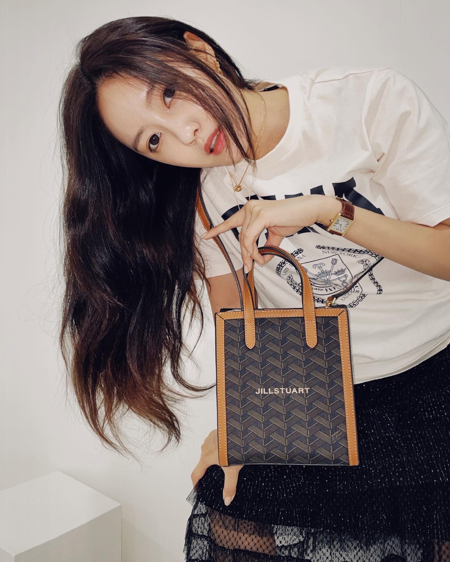 사복 여신🖤🧡효민 x 질스튜어트 
데일리룩 치트키 👜 미니백 @참고 #광고 이미지5