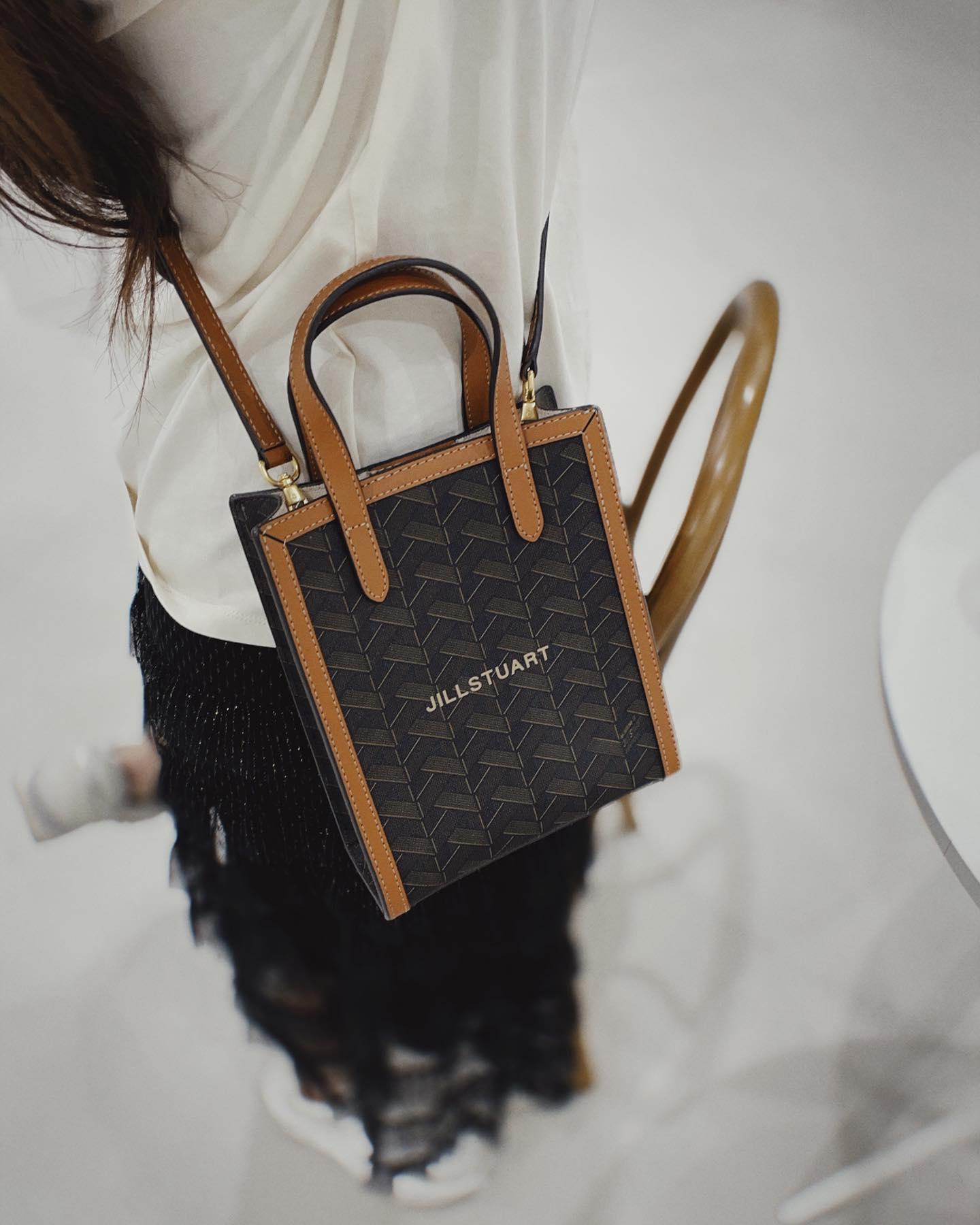 사복 여신🖤🧡효민 x 질스튜어트 
데일리룩 치트키 👜 미니백 @참고 #광고 이미지6