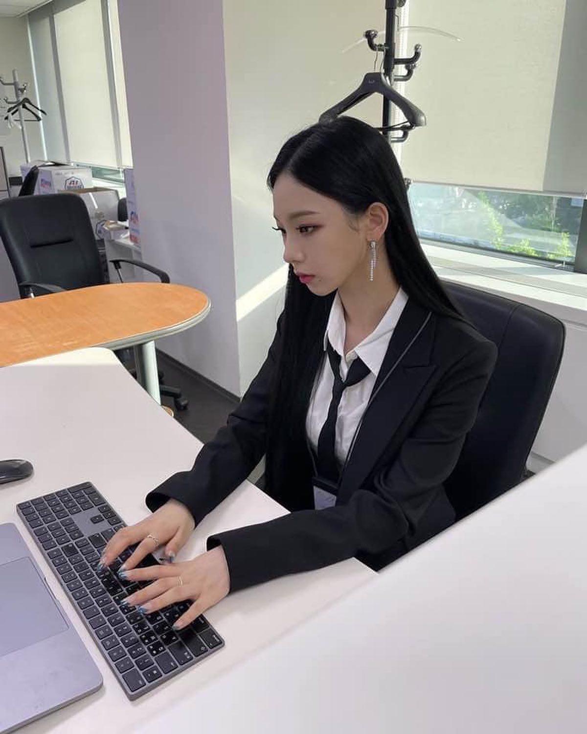 옆라인 비현실적❤️ @카리나 이미지2